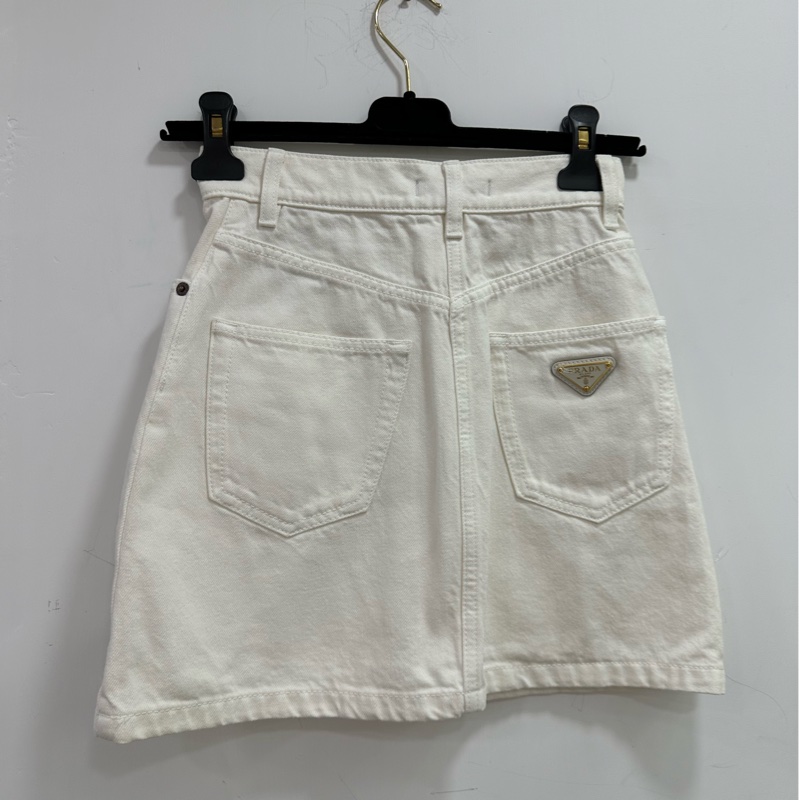 Prada/Prada 背後三角標純色牛仔短裙 36碼-1