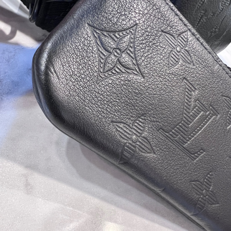 LT 黑牛皮壓紋黑釦Trio三合一斜背包M4660-11
