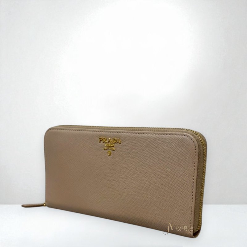 JS1239-PRADA 粉膚色金釦防刮牛皮ㄇ拉長夾-1