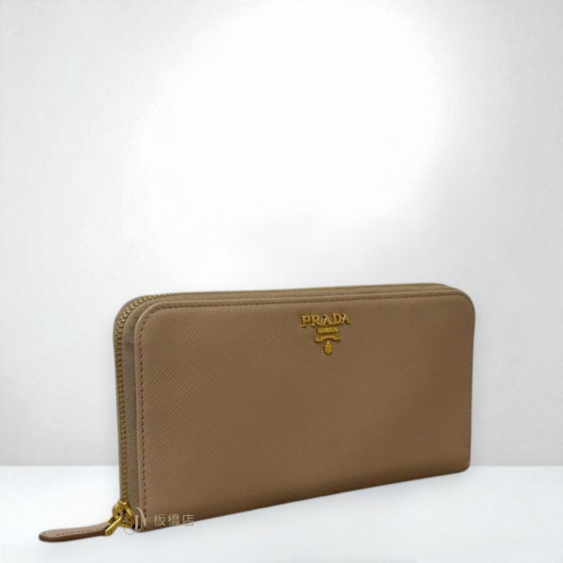 JS1239-PRADA 粉膚色金釦防刮牛皮ㄇ拉長夾-2