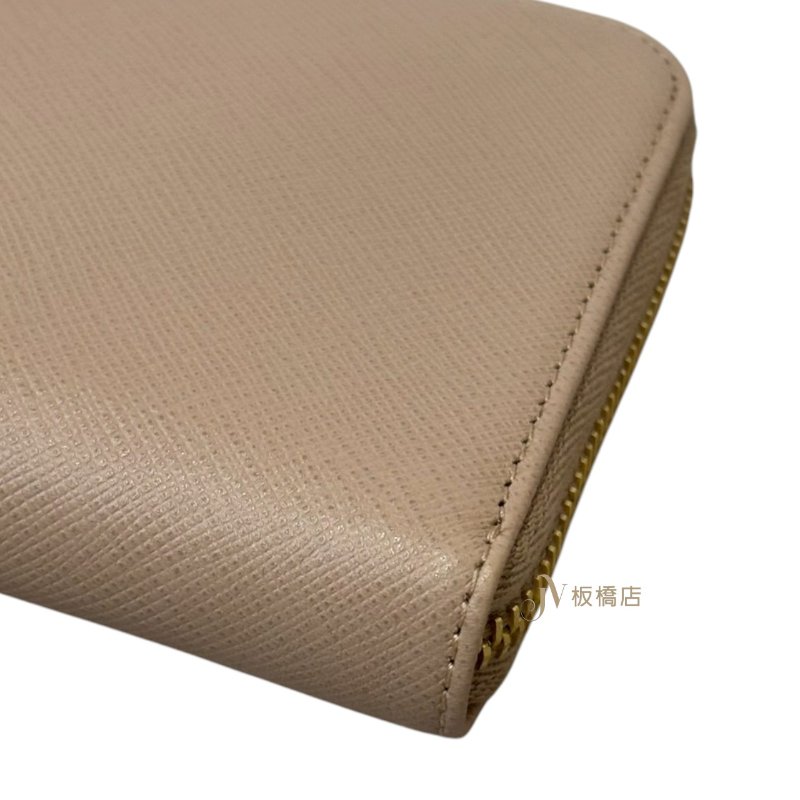 JS1239-PRADA 粉膚色金釦防刮牛皮ㄇ拉長夾-6