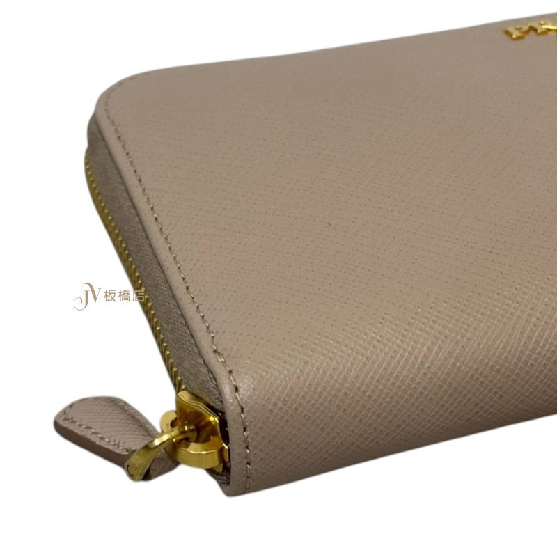 JS1239-PRADA 粉膚色金釦防刮牛皮ㄇ拉長夾-7