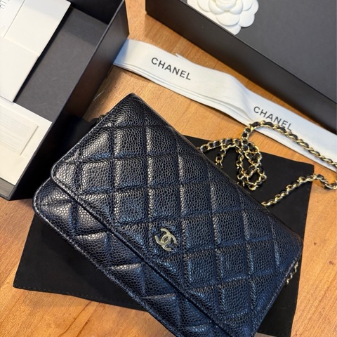 九五成新。經典CHANEL WOC 晶片版、全配、荔枝皮金鍊。信義A9購入