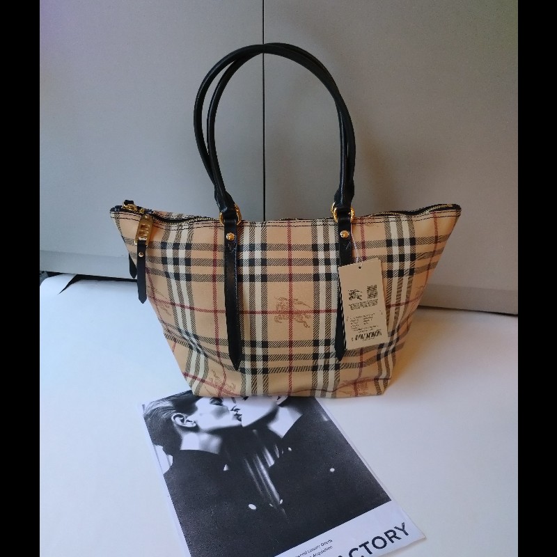 Burberry 黑把英系格紋PVC 扇形托特包-0