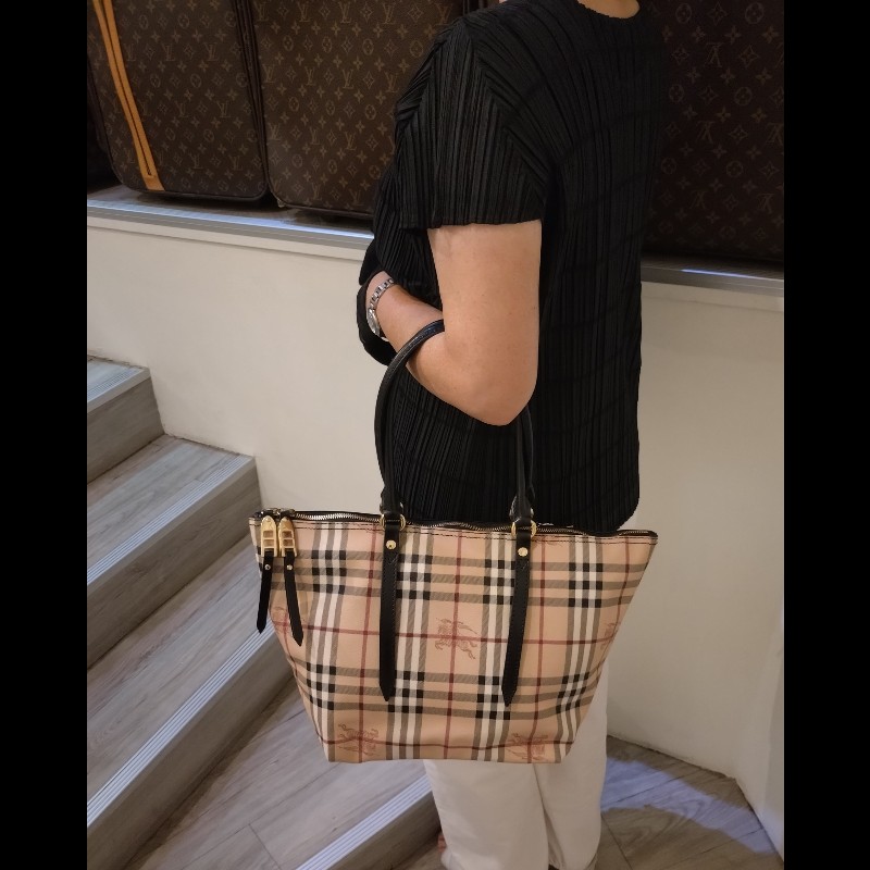 Burberry 黑把英系格紋PVC 扇形托特包-2