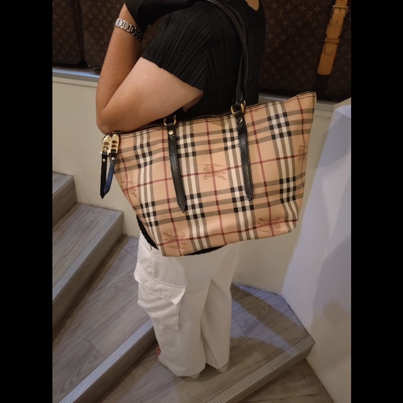 Burberry 黑把英系格紋PVC 扇形托特包-3