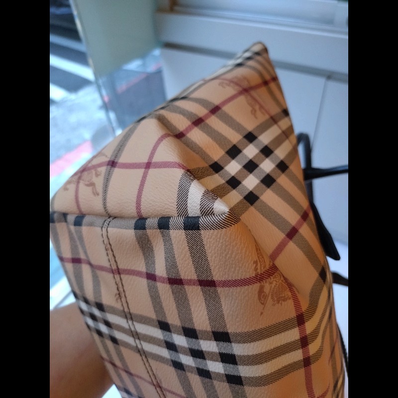 Burberry 黑把英系格紋PVC 扇形托特包-10