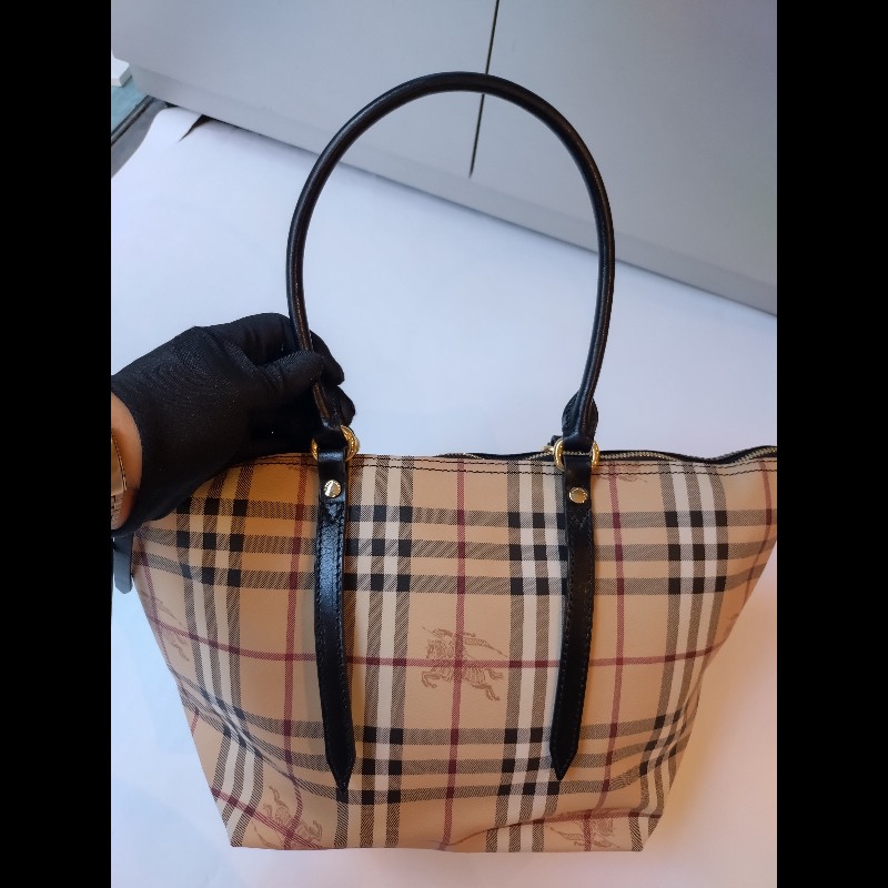 Burberry 黑把英系格紋PVC 扇形托特包-26