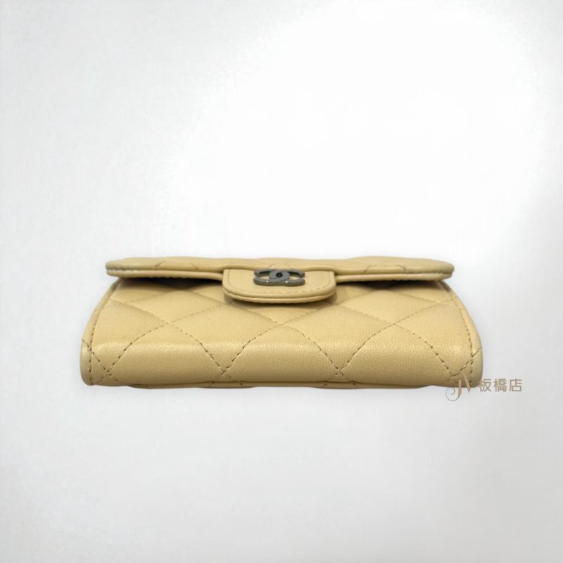 JS1412-CHANEL淡米色羊皮銀釕釦菱格口蓋零錢卡包A31504-4
