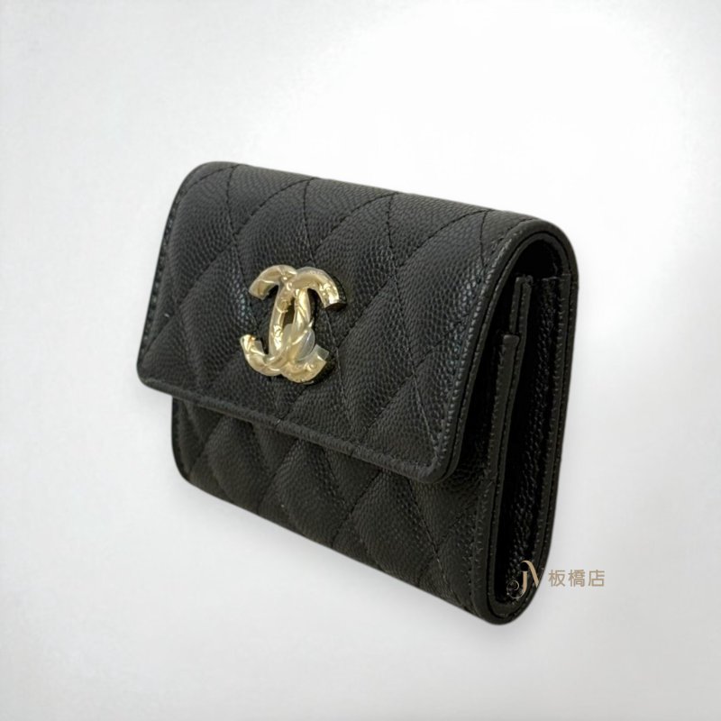 JS1421-CHANEL黑荔枝淡金雕刻雙C logo限量下蓋零錢卡包AP3978-2