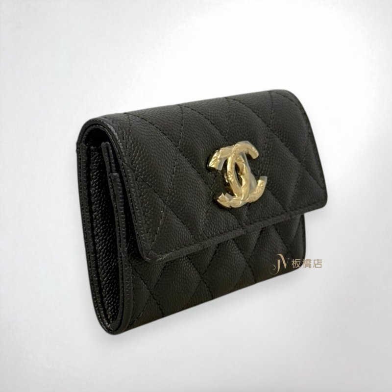 JS1421-CHANEL黑荔枝淡金雕刻雙C logo限量下蓋零錢卡包AP3978-3