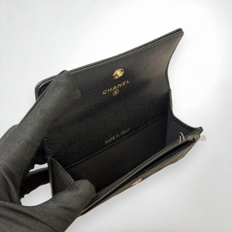 JS1421-CHANEL黑荔枝淡金雕刻雙C logo限量下蓋零錢卡包AP3978-5