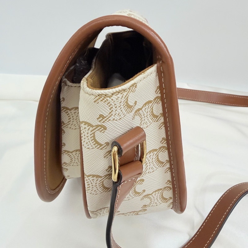 Lisa同款Celine 米白馬鞍包PVC咖牛皮邊金釦Medium folco-18