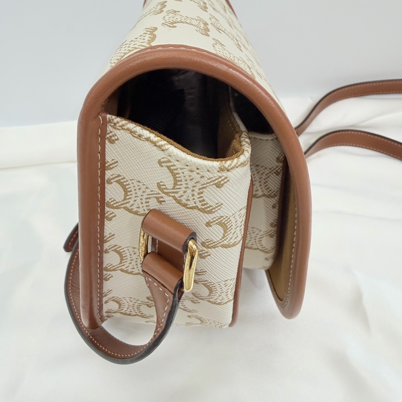 Lisa同款Celine 米白馬鞍包PVC咖牛皮邊金釦Medium folco-20