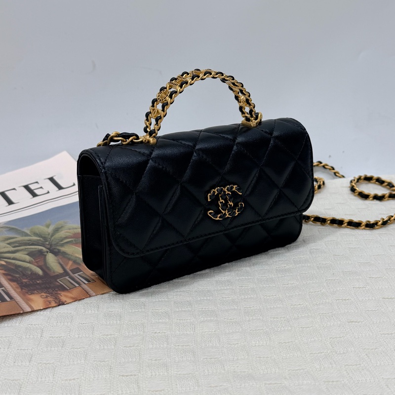Chanel 黑羊皮金釦Logo 手把口蓋包-3