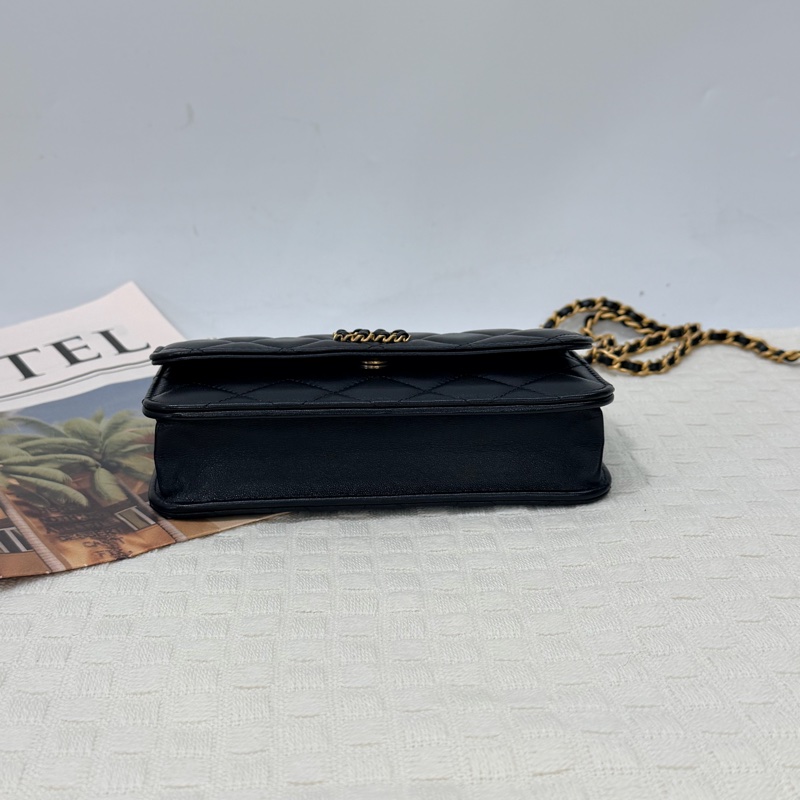 Chanel 黑羊皮金釦Logo 手把口蓋包-4