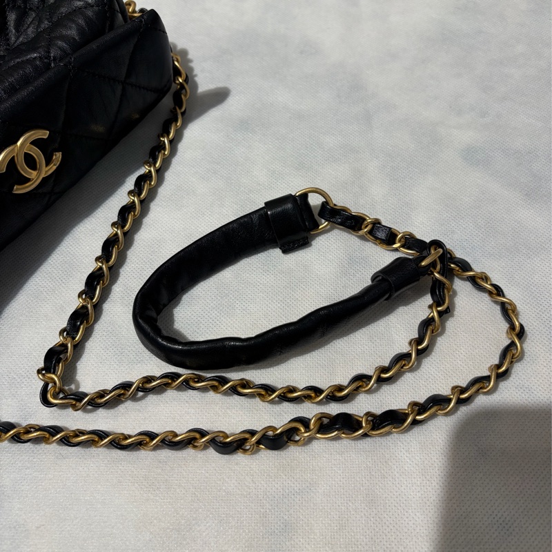 Chanel黑羊皮揉製羊皮霧金皮穿鍊二用便當包-小 HOBO-10