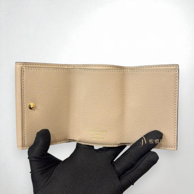 JS1438-LV LOCKMINI米灰色牛皮金釦三折短夾 M69340-5
