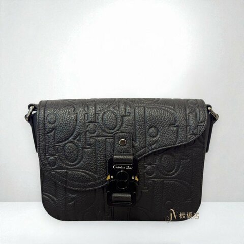JS1439-DIOR SADDLE黑牛皮壓紋翻蓋郵差包小號1ADPO04LLG