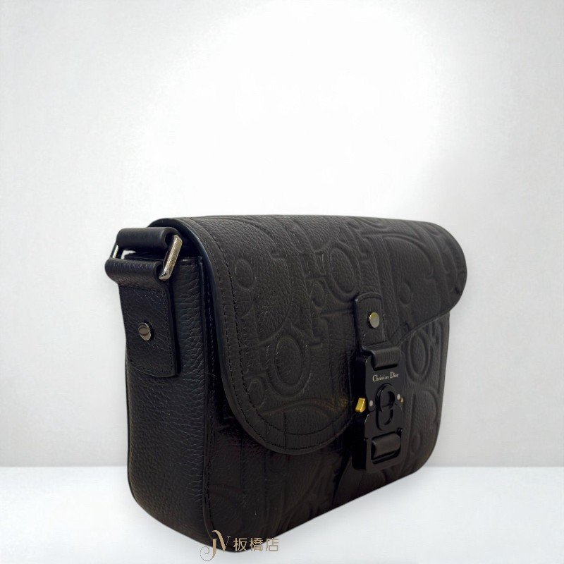 JS1439-DIOR SADDLE黑牛皮壓紋翻蓋郵差包小號1ADPO04LLG-1