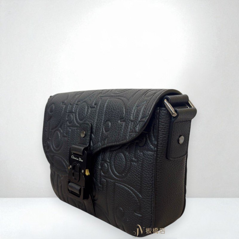 JS1439-DIOR SADDLE黑牛皮壓紋翻蓋郵差包小號1ADPO04LLG-2