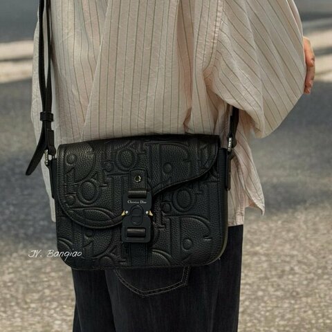 JS1439-DIOR SADDLE黑牛皮壓紋翻蓋郵差包小號1ADPO04LLG