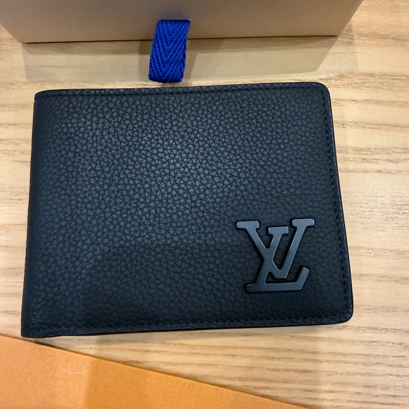 Louis Vuitton LV M69829 Multiple 質感小牛皮對開5卡短夾 黑-0