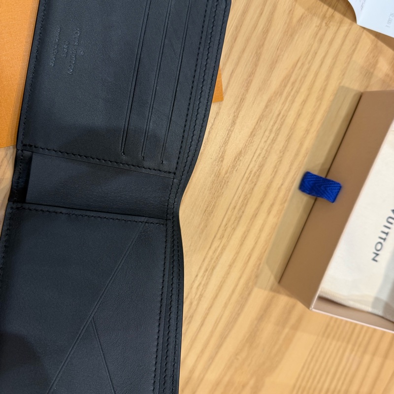 Louis Vuitton LV M69829 Multiple 質感小牛皮對開5卡短夾 黑-5