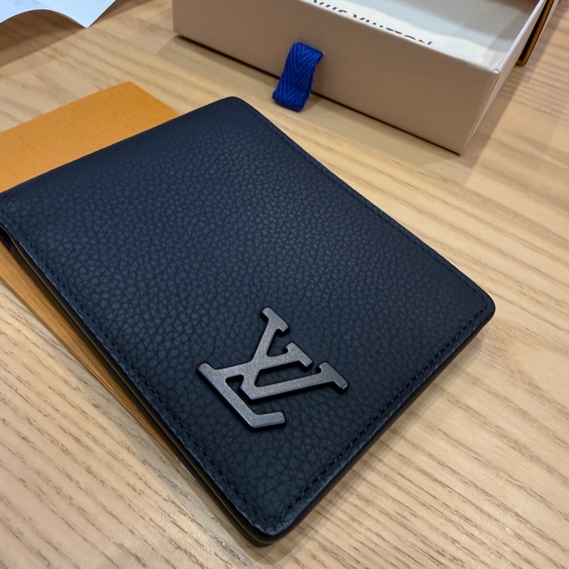 Louis Vuitton LV M69829 Multiple 質感小牛皮對開5卡短夾 黑-8