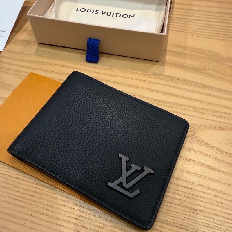 Louis Vuitton LV M69829 Multiple 質感小牛皮對開5卡短夾 黑-10