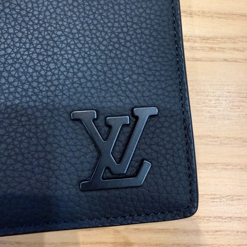 Louis Vuitton LV M69829 Multiple 質感小牛皮對開5卡短夾 黑-12