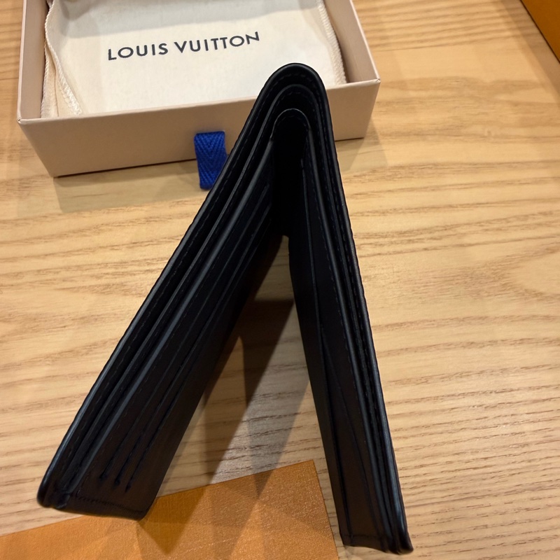 Louis Vuitton LV M69829 Multiple 質感小牛皮對開5卡短夾 黑-14