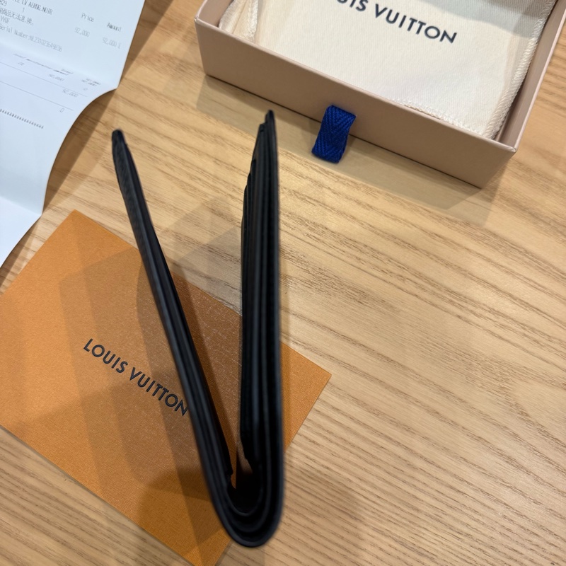 Louis Vuitton LV M69829 Multiple 質感小牛皮對開5卡短夾 黑-16