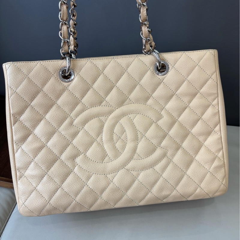 Chanel 米色荔枝紋牛皮Gst單肩包，33×25，97新-1