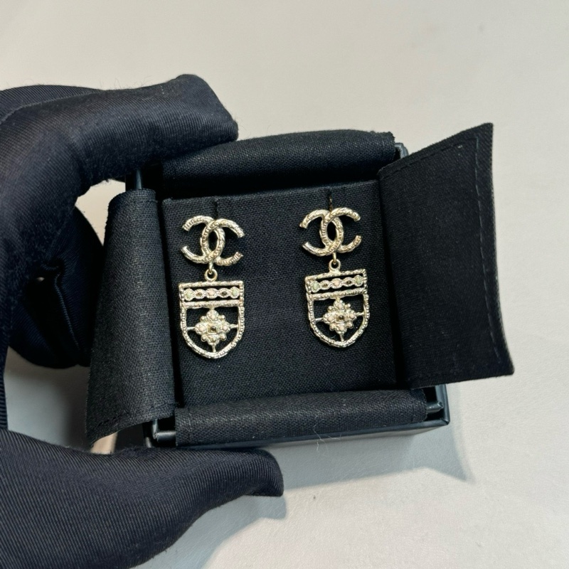 Chanel耳環 盾牌淺金色搭配 雙C和彩色琺瑯浮雕-1