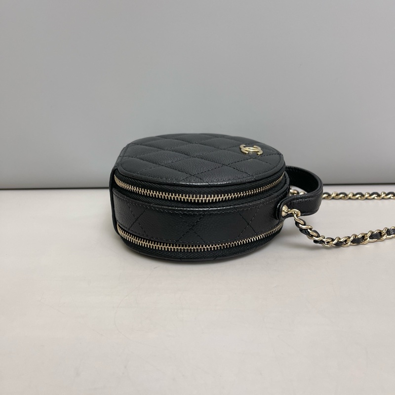 Chanel 香奈兒 新款 經典雙C LOGO菱格粒紋牛皮拉鍊雙層手提/斜背小圓包黑金-2