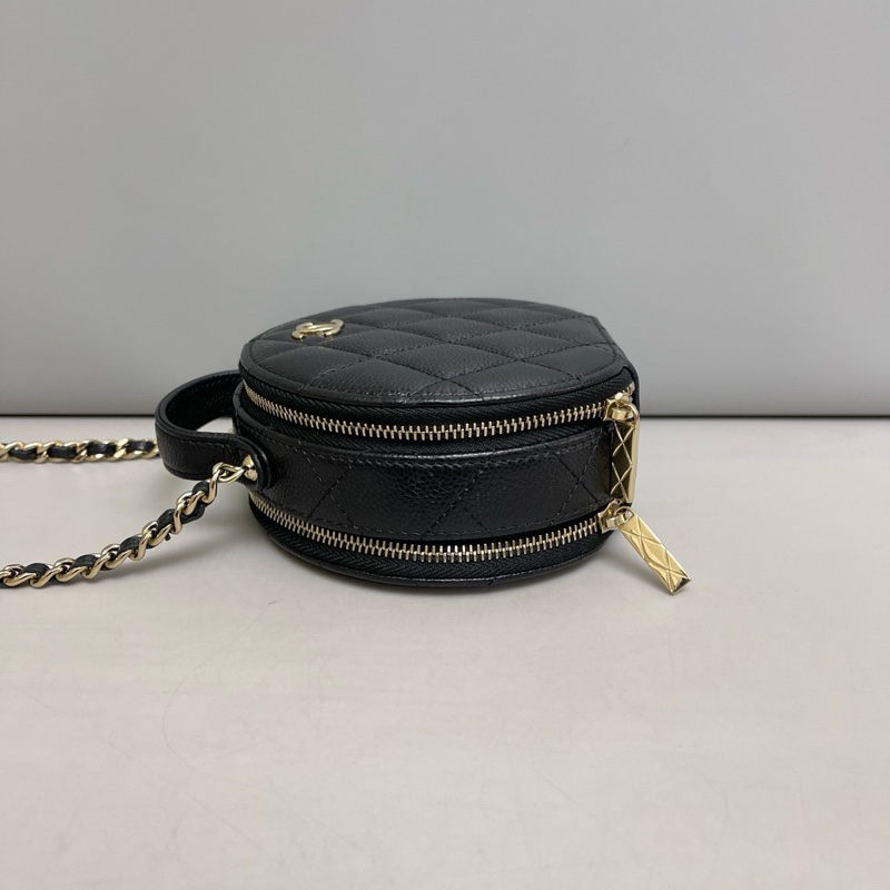 Chanel 香奈兒 新款 經典雙C LOGO菱格粒紋牛皮拉鍊雙層手提/斜背小圓包黑金-3