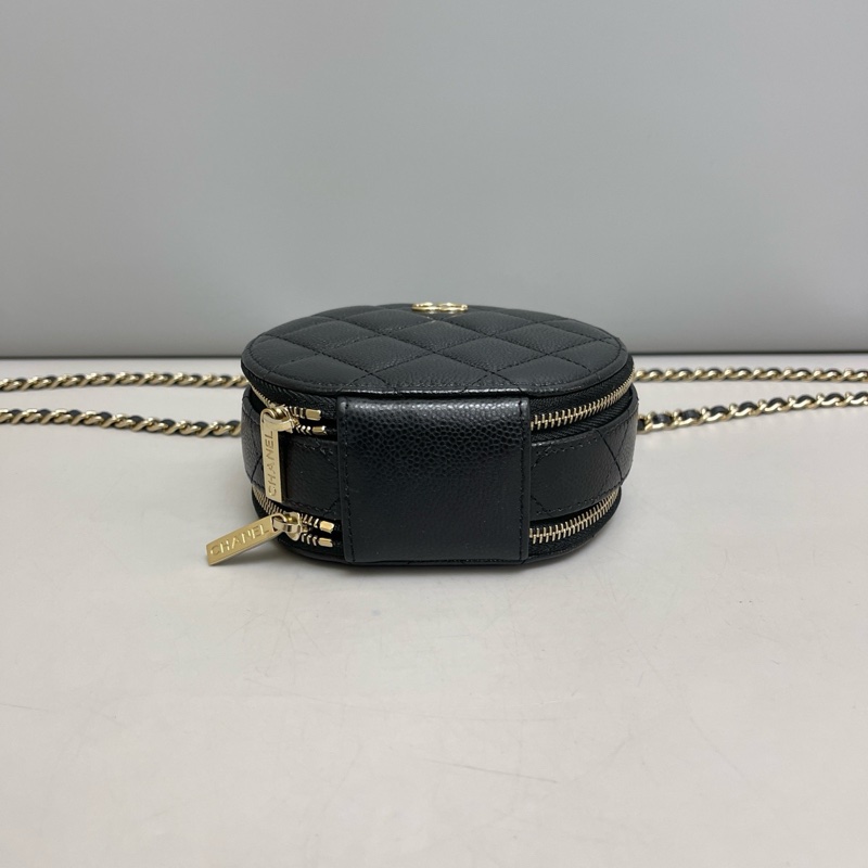 Chanel 香奈兒 新款 經典雙C LOGO菱格粒紋牛皮拉鍊雙層手提/斜背小圓包黑金-4