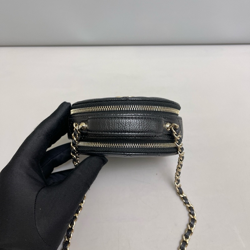 Chanel 香奈兒 新款 經典雙C LOGO菱格粒紋牛皮拉鍊雙層手提/斜背小圓包黑金-5