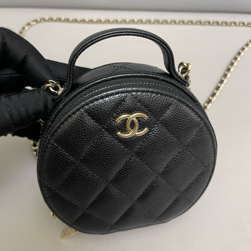 Chanel 香奈兒 新款 經典雙C LOGO菱格粒紋牛皮拉鍊雙層手提/斜背小圓包黑金-6