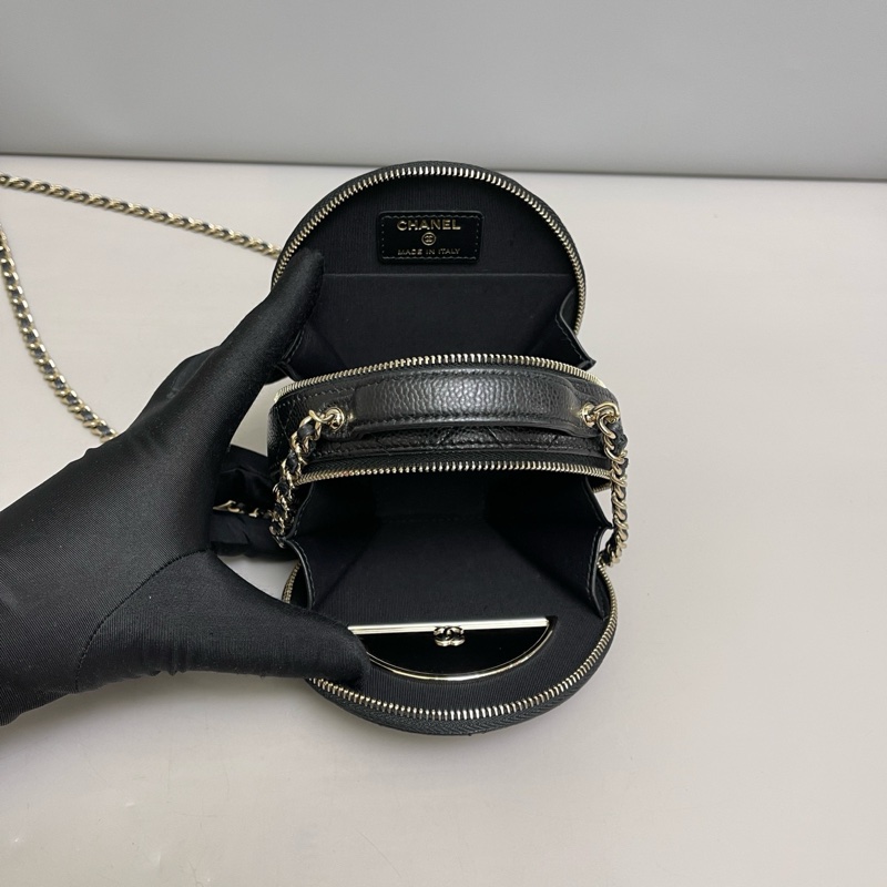 Chanel 香奈兒 新款 經典雙C LOGO菱格粒紋牛皮拉鍊雙層手提/斜背小圓包黑金-7