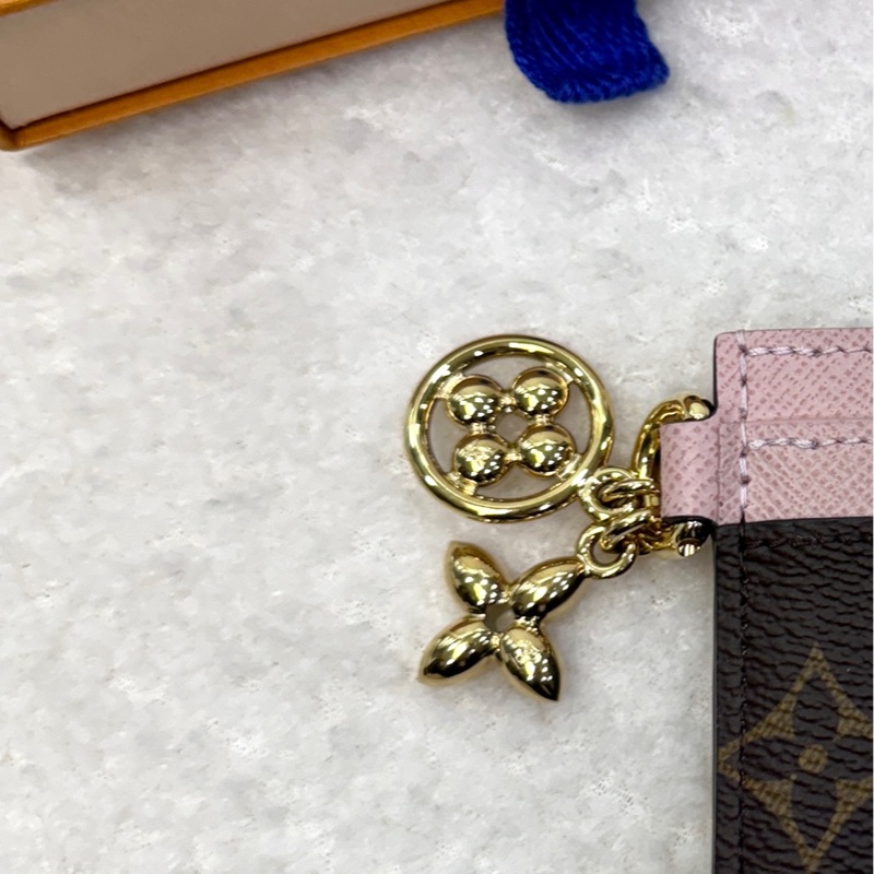 路易威登LV老花拼粉色Charms雙層卡包M82739-10