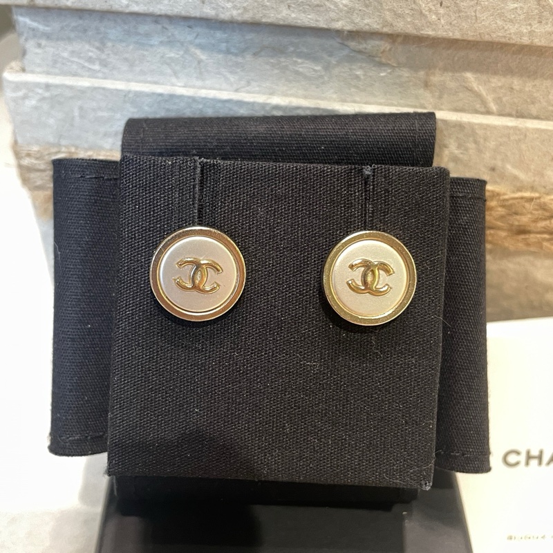 Chanel耳環 香奈兒耳環香奈兒拼色淡金紐扣耳環-0