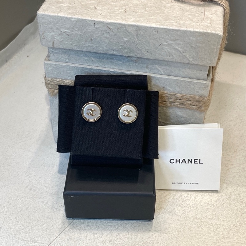 Chanel耳環 香奈兒耳環香奈兒拼色淡金紐扣耳環-1