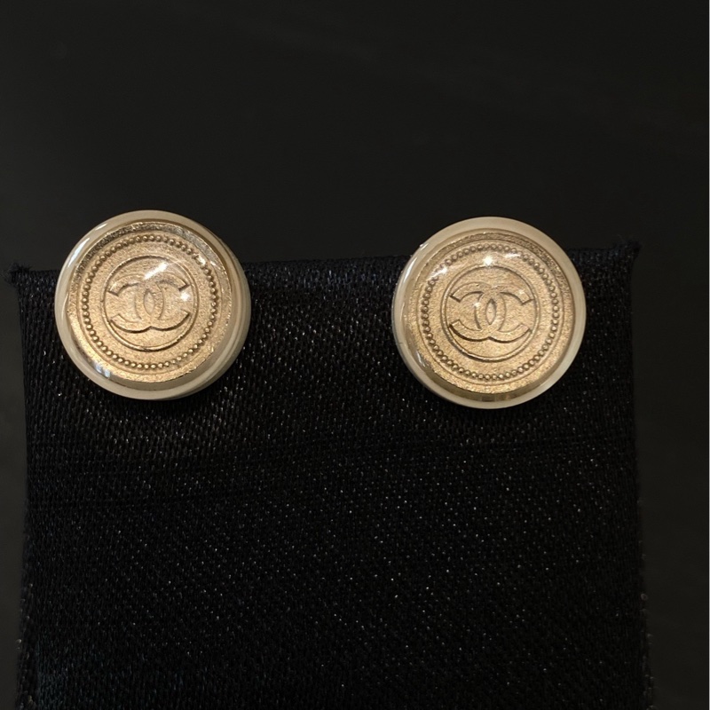 Chanel香奈兒耳環 淺金色白金豆丁圓形簡約雙C logo耳釘-2