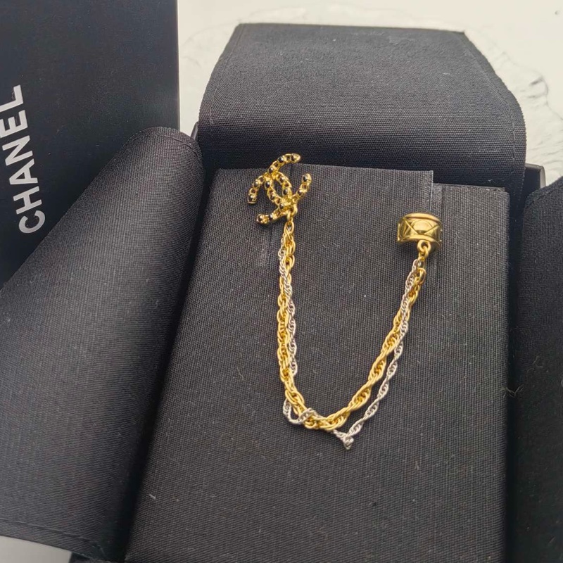 香奈兒chanel耳環 F20/P經典logo菱格紋單測雙鏈條耳骨夾-0