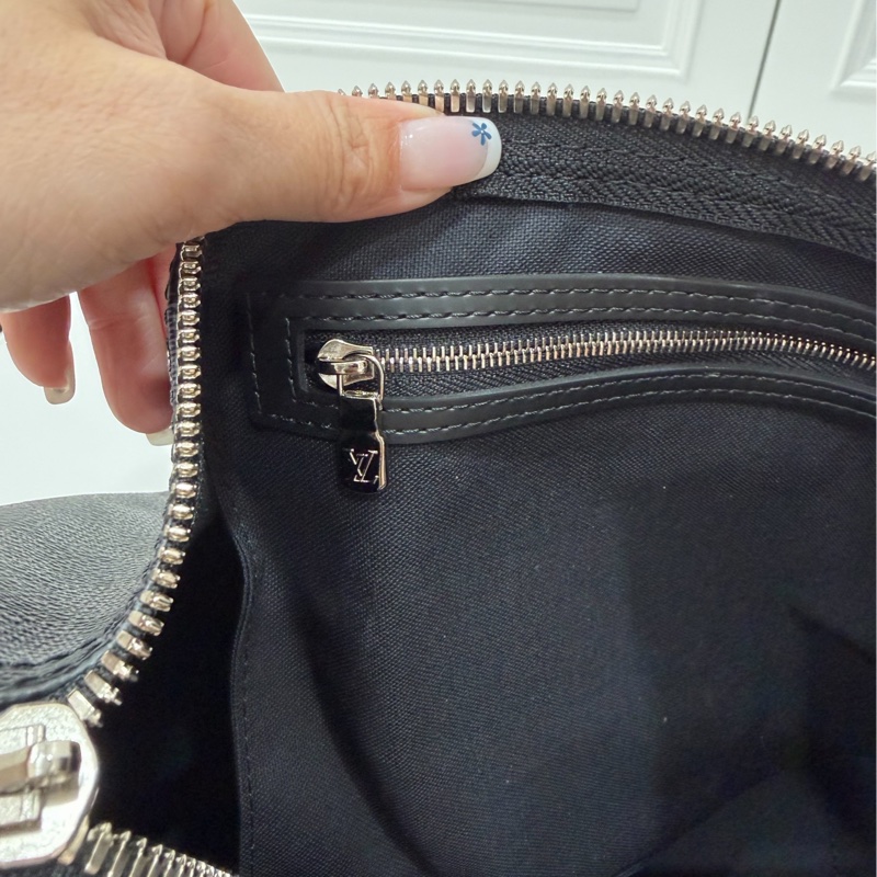 《仙闆名牌精品》LV N41418 Keepall Bandoulière 45 Damier 黑棋盤格 登機袋 旅行袋-26