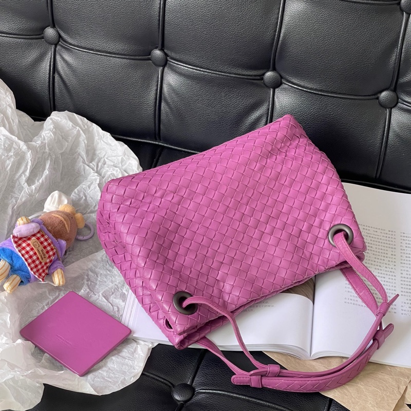 葆蝶家 Bottega Veneta bv雙橋包小號樹莓色 原始小號 配件帶鏡子-1