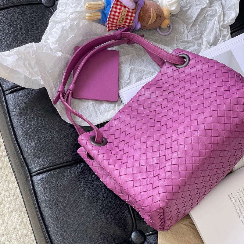 葆蝶家 Bottega Veneta bv雙橋包小號樹莓色 原始小號 配件帶鏡子-5