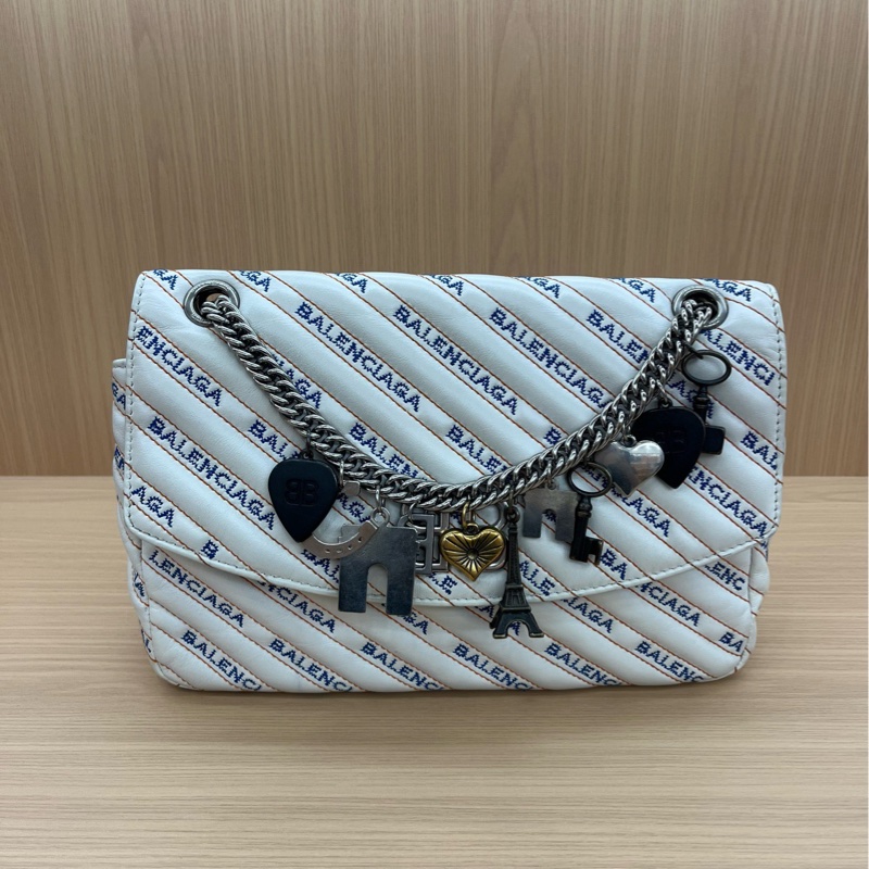 巴黎世家Balenciaga 巴黎世家 白色 限量款徽章鏈條包 單肩包 斜挎包獨特個性 隨性酷感拉滿 尺寸27*8*16cm -0
